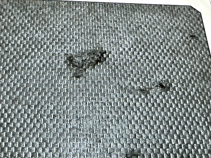 フクロモモンガに剥がされた暖突の不織布