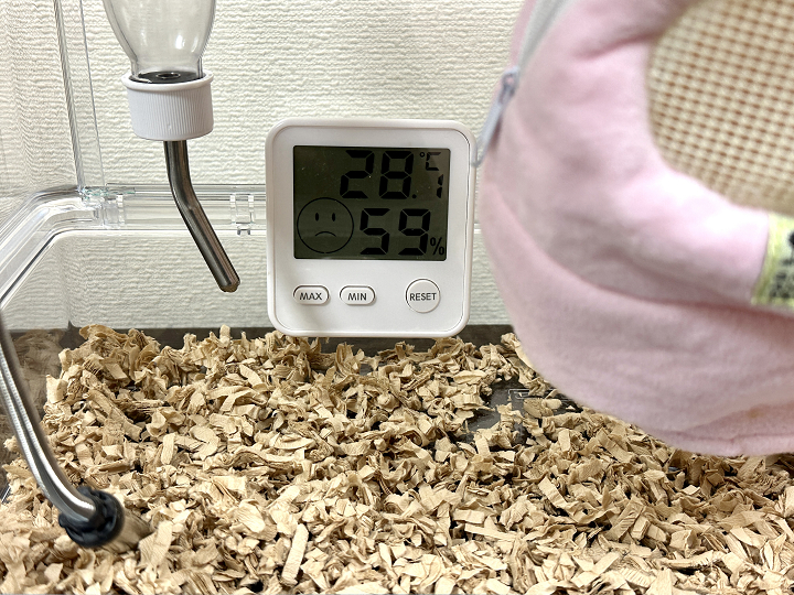 温湿度計（エンペックス おうちルーム デジタルmidi温湿度）をマグネット（磁石）で取り付け